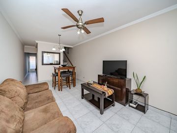 TRIPLEX 4 AMBIENTES CON COCHERA Y PILETA - CASEROS
