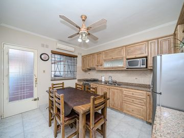 TRIPLEX 4 AMBIENTES CON COCHERA Y PILETA - CASEROS