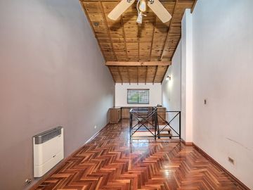 TRIPLEX 4 AMBIENTES CON COCHERA Y PILETA - CASEROS