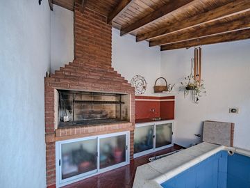 TRIPLEX 4 AMBIENTES CON COCHERA Y PILETA - CASEROS