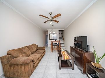 TRIPLEX 4 AMBIENTES CON COCHERA Y PILETA - CASEROS