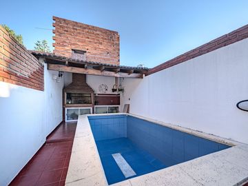 TRIPLEX 4 AMBIENTES CON COCHERA Y PILETA - CASEROS