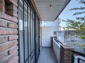 TRIPLEX 4 AMBIENTES CON COCHERA Y PILETA - CASEROS