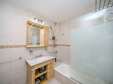 TRIPLEX 4 AMBIENTES CON COCHERA Y PILETA - CASEROS