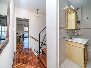 TRIPLEX 4 AMBIENTES CON COCHERA Y PILETA - CASEROS