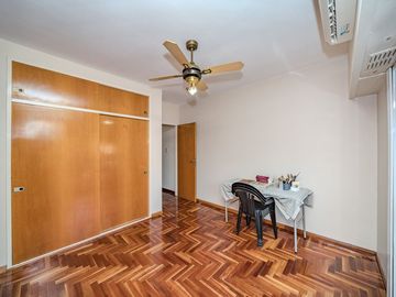 TRIPLEX 4 AMBIENTES CON COCHERA Y PILETA - CASEROS
