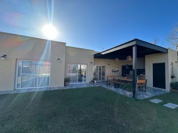 VENTA HERMOSA CASA 4 AMB-PILETA MASCHWITZ