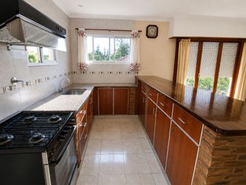Moderna Casa 4 Amb con Quincho y Gran Parque