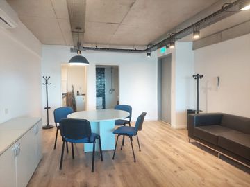 ALQUILER DE OFICINA AMOBLADA PISO ALTO A ESTRENAR