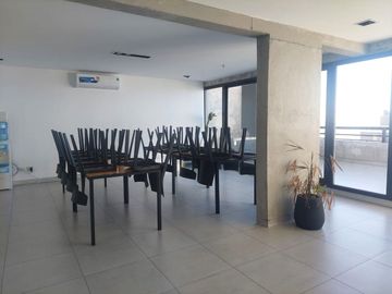 ALQUILER DE OFICINA AMOBLADA PISO ALTO A ESTRENAR