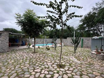 VENTA CASA LOS ALISOS 2 DORM+MONOAMBIENTE C/PILETA