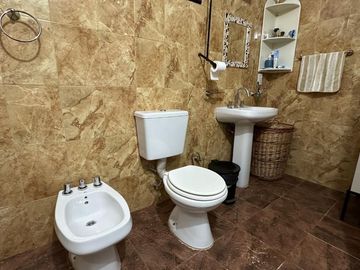 VENTA CASA LOS ALISOS 2 DORM+MONOAMBIENTE C/PILETA