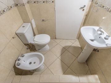 VENTA PH 3 AMBIENTES PB CON PATIO Y ENTRADA INDEP.