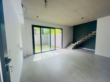 CASA VENTA TRES AMBIENTES PARQUE LELOIR COCHERA
