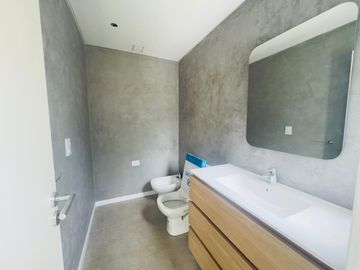 CASA VENTA TRES AMBIENTES PARQUE LELOIR COCHERA