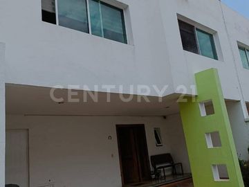 VENTA DE CASA EN FRACCIONAMIENTO EN CHOLULA. PUEBLA MUY CERCA DE UDLAP