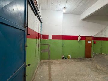 Galpón en alquiler de 192m2 ubicado en La Tablada a 100 metros de Av. Crovara
