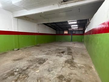 Galpón en alquiler de 192m2 ubicado en La Tablada a 100 metros de Av. Crovara