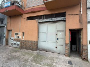 Galpón en alquiler de 192m2 ubicado en La Tablada a 100 metros de Av. Crovara