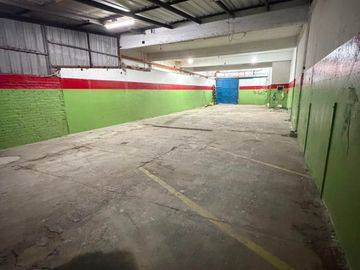 Galpón en alquiler de 192m2 ubicado en La Tablada a 100 metros de Av. Crovara