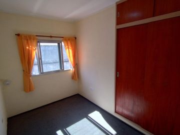 ALQUILA IMPECABLE PLANTA ALTA 4 DORM. - B° SUR