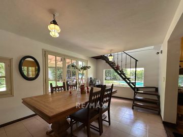 CASA EN VENTA A RECICLAR CON PILETA, LOS LAGARTOS.