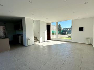 VENTA CASA IMPECABLE EN CORTADERAS lll