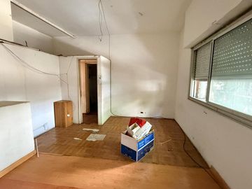 Venta PH 5 amb. Almagro con local a refaccionar.