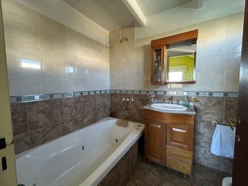 VENTA CASA 3 DORMITORIOS VALLE ESCONDIDO