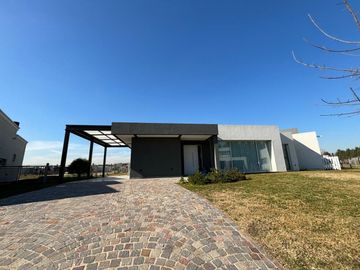 VENTA CASA 4 AMBIENTES EN BARRIO SANTA INES