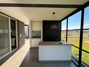 VENTA CASA 4 AMBIENTES EN BARRIO SANTA INES