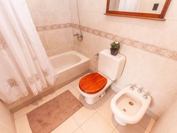 HERMOSO CHALET DE 4 AMB C/ QUINCHO Y PILETA.