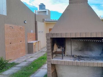VENTA CASA MAS 4 DEPARTAMENTOS EN MONTE HERMOSO