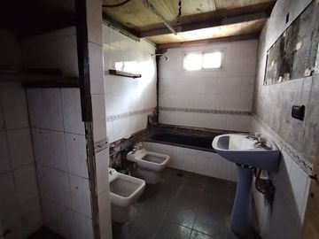 Venta casa 3 ambientes a reciclar Ba Sta Celina