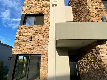 VENTA CASA COUNTRY LOMALINDA 3 DORMITORIOS C/PILET