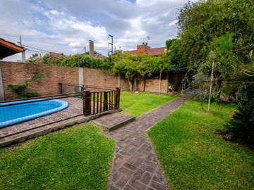 CASA EN VENTA BURZACO CON QUINCHO Y PILETA