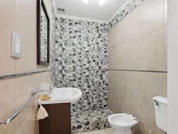 Venta casa en Lomas de Zamora, 4 amb. patio/coch.