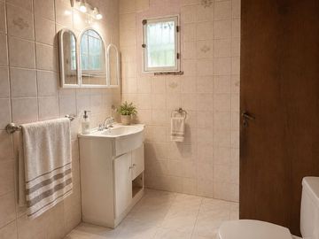 Casa en Matheu DOBLE LOTE+3 MONOAMBIENTES (Renta).