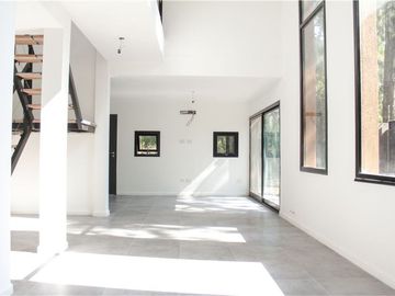 VENTA CASA 4 AMB  PARQUE LELOIR APTO CREDITO