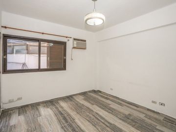 Dpto 2 amb con patio y cochera en venta Caballito