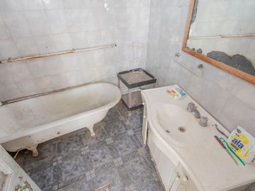 Casa en venta 6 Amb Flores lote propio