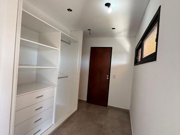 CASA 5 AMB. A ESTRENAR EN CIUDAD JARDIN/PERMUTA