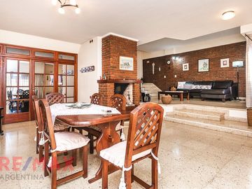 VENTA CASA 4 AMBIENTES CIUDADELA JARDIN COCHERA
