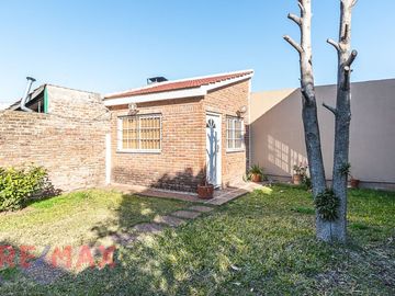 VENTA CASA 4 AMBIENTES CIUDADELA JARDIN COCHERA