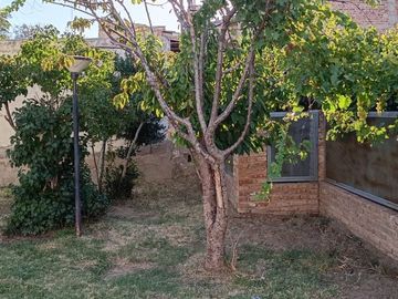 Casa en dos plantas + quincho + casa antigua