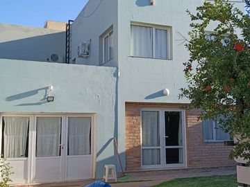 Casa en dos plantas + quincho + casa antigua