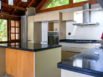 VENTA CASA 5 AMB CALZADACENTRO PILETA FONDO QUINTA