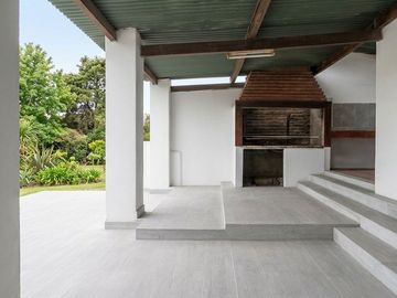 Casa B°San Fernando: 2 Dorm, Cochera, SUM y Pileta