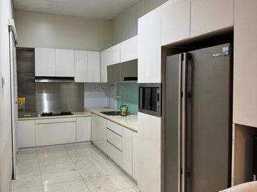 DIJUAL DISEWAKAN RUMAH ONE GOLF TERRACE PAKUWON INDAH 2LT 4KT FURNISH
