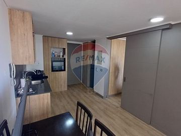 ¡Vive en La Cisterna con terraza y piscina!